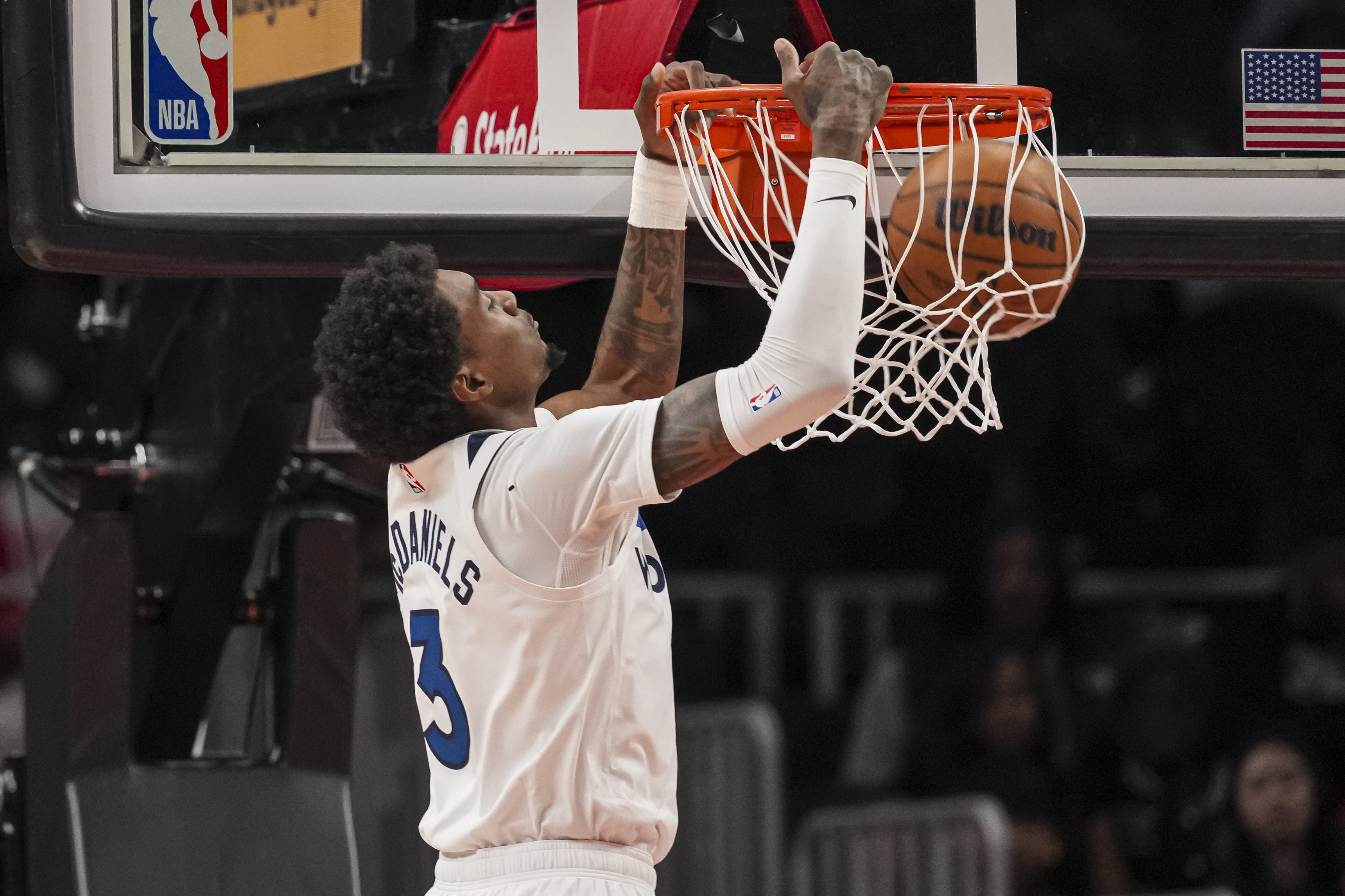 华体在线登录官网-爱德华兹谈麦丹转身暴扣：我当时嗨翻了 那个球太帅了