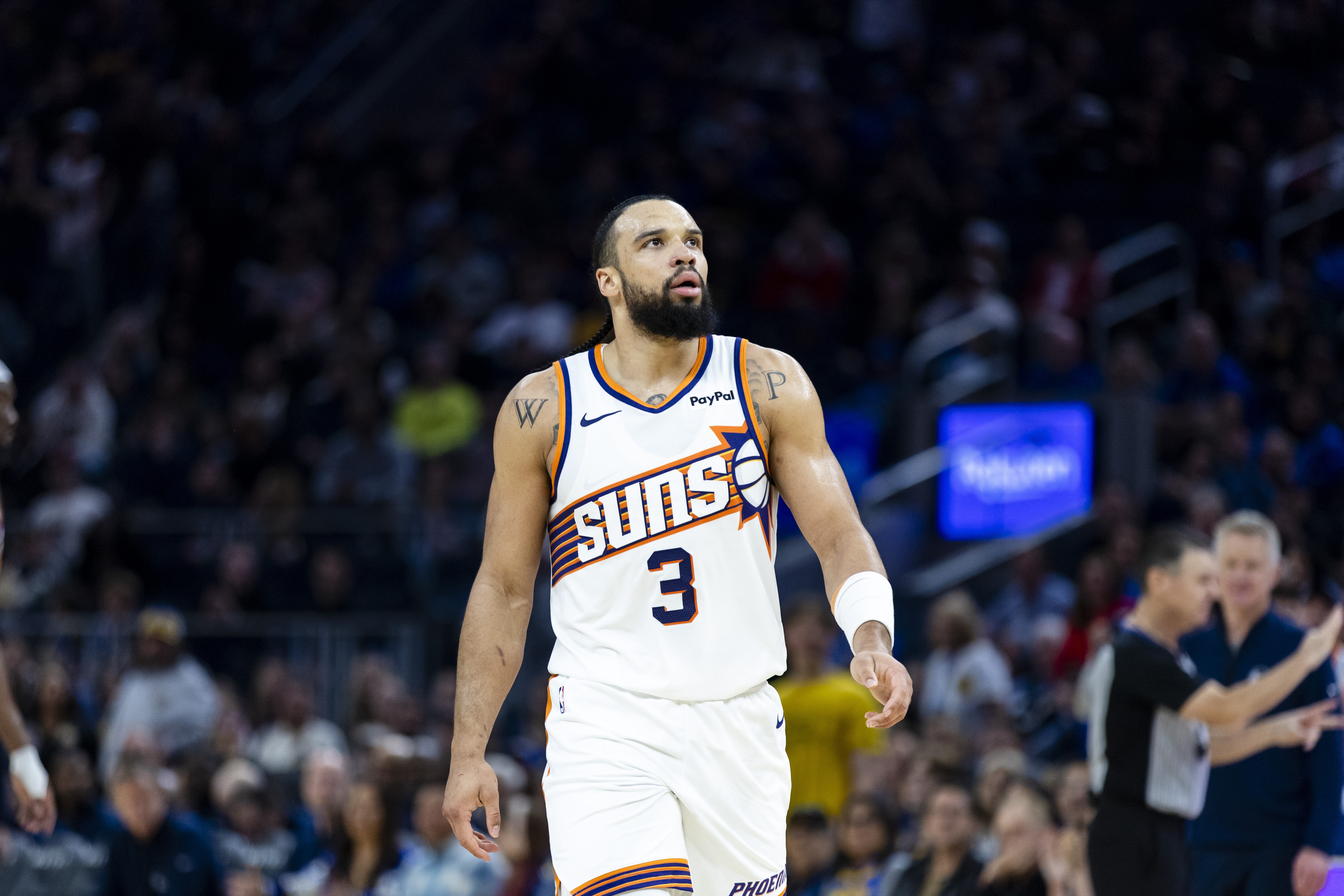 开云体育APP下载-使暗劲了？鲍威尔抢断狄龙被撞倒起身想动手被拦住 吹后者技犯