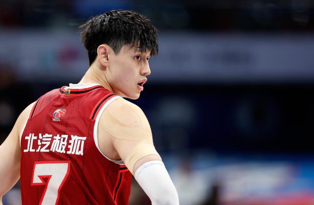 华体在线登录官网-祝福！曾凡博腰椎左侧横突骨折 缺席赛季剩余比赛