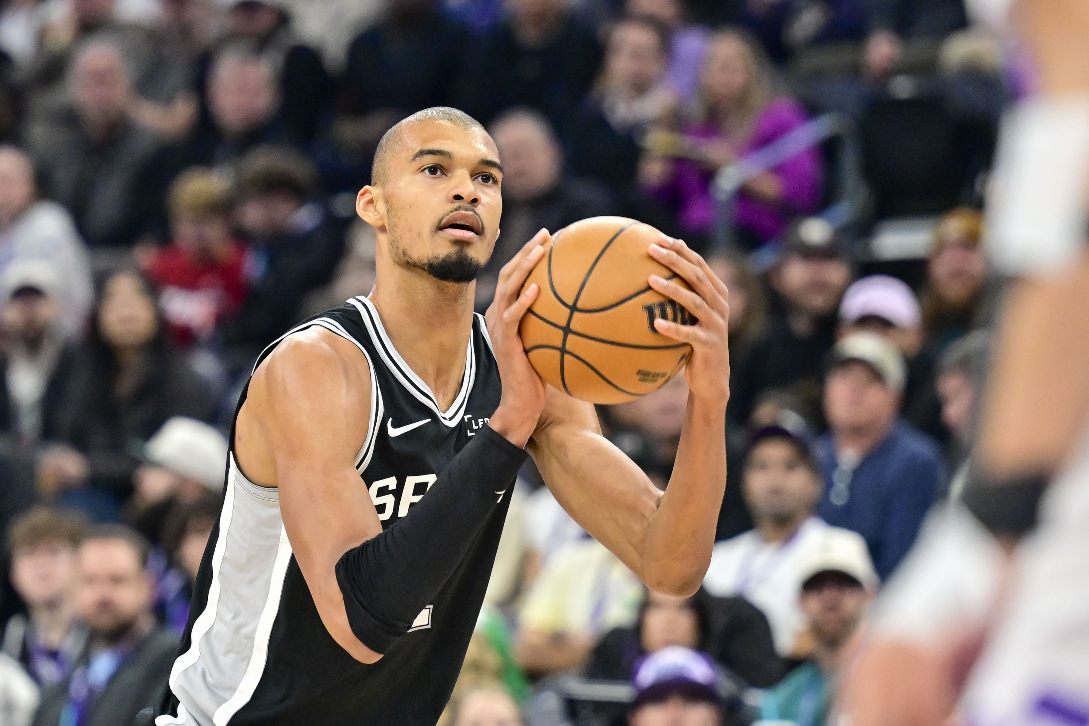 华体在线登录官网-锡安：文班是精英级别防守者 当冲击篮下时必须做出正确的决定