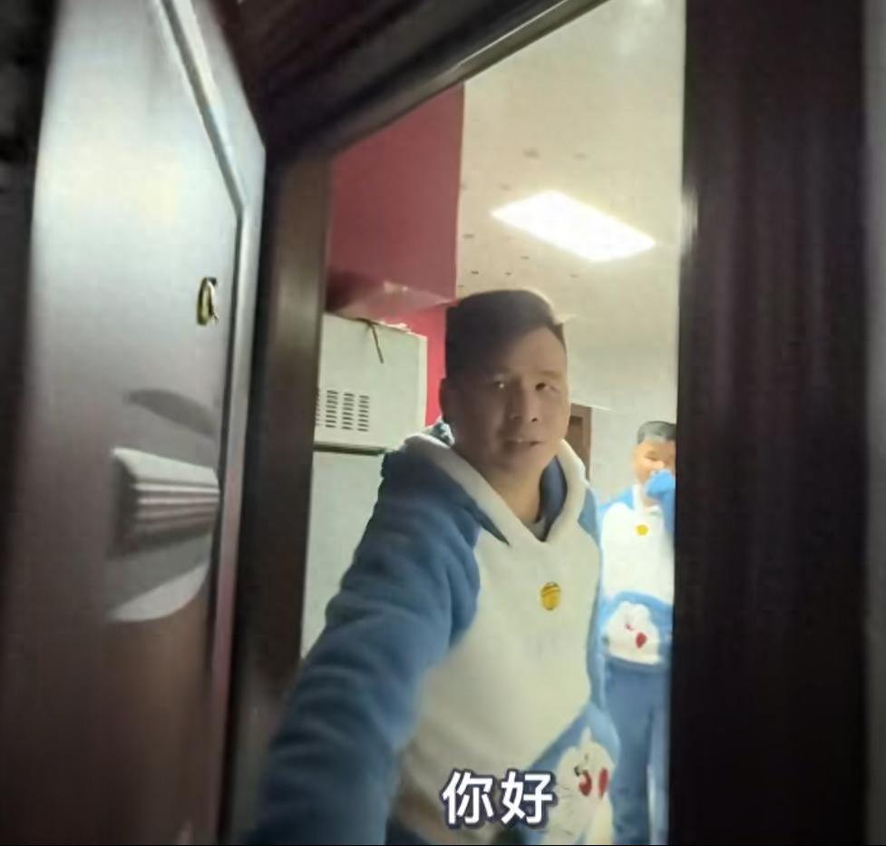 华体在线登录官网-上海40岁双胞胎兄弟，同居30年不结婚，哥哥扮演老公 弟弟是老婆